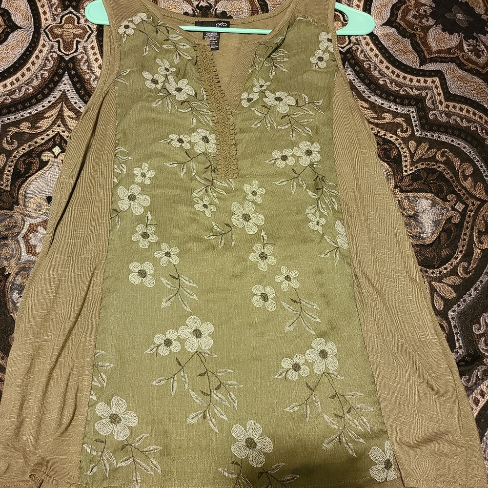 Floral front sleevless top